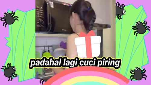 Padahal lagi nyuci piring