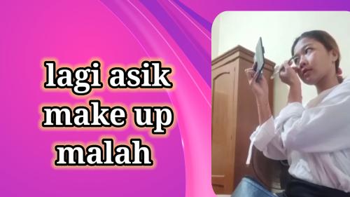 Lagi asik make up