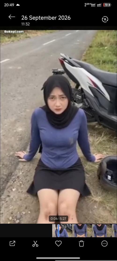 AI jatuh dari motor malah di e w